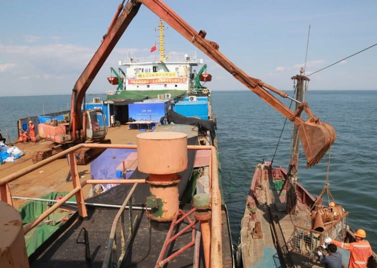 克洛普与妻子乌拉地中海度假 赤裸下身的金发女郎是谁?“JDB电子游戏官网”(图3) JDB电子试玩网页版